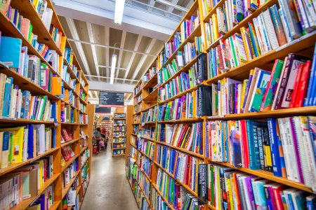 Téléchargez les photos : Portland, Oregon - 18 août 2017 : Intérieur d'une célèbre bibliothèque municipale avec des livres et des magazines. - en image libre de droit