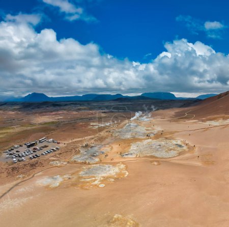 Téléchargez les photos : Vue aérienne de la région géothermique de Hverir, Islande. - en image libre de droit
