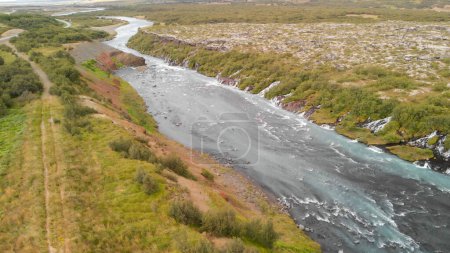 Foto de Vista aérea del hermoso río azul y formaciones rocosas en las cascadas de Barnafoss en Islandia Occidental. - Imagen libre de derechos