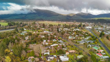 Téléchargez les photos : Turangi, Nouvelle-Zélande. Vue aérienne de la ville le long du lac Taupo. - en image libre de droit