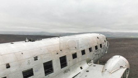 Téléchargez les photos : Vue aérienne du naufrage d'un avion de la marine américaine DC sur la plage noire de Solheimasandur. - en image libre de droit