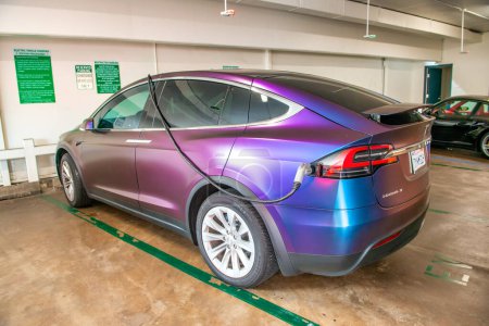 Téléchargez les photos : Los Angeles, CA - 1 août 2017 : Voiture Tesla dans Beverly Hills. - en image libre de droit
