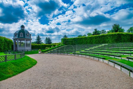 Rundale palacio y jardines en Letonia. El palacio está situado cerca de la ciudad de Bauska. Está hecho en estilo barroco. Famoso lugar de atracción para los turistas.