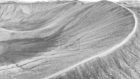Foto de Myvatn, Islandia. Vista aérea del gran cráter del volcán Hverfjall, el cono de Tephra o el volcán Tuff ring en un día nublado. - Imagen libre de derechos