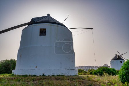 Foto de Molinos de viento blancos en Vejer de la Frontera, Andalucía - España - Imagen libre de derechos