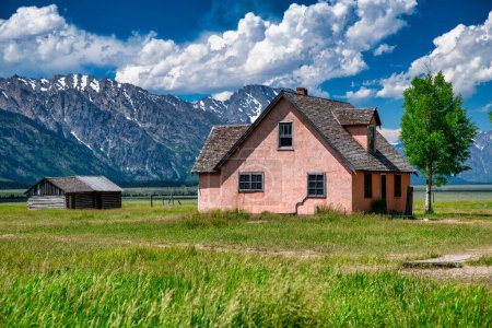 Téléchargez les photos : Une belle maison à l'intérieur du parc national Grand Teton. - en image libre de droit