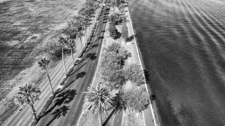 Téléchargez les photos : Promenade le long de la rivière de la ville, vue aérienne par une journée ensoleillée. - en image libre de droit