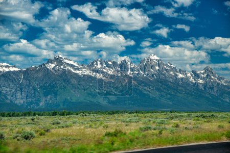 Téléchargez les photos : Route vers le parc national du Grand Teton en saison estivale. - en image libre de droit