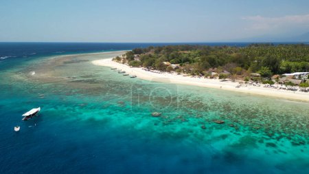 Téléchargez les photos : Vue aérienne imprenable sur le littoral de Gili Meno par une journée ensoleillée, Indonésie. - en image libre de droit