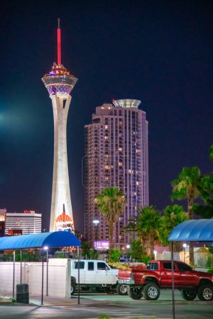 Téléchargez les photos : Las Vegas, NV - 18 juin 2018 : Hôtel Stratosphere la nuit. - en image libre de droit