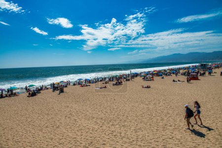 Téléchargez les photos : Santa Monica, Californie - 1er août 2017 : La belle plage de Santa Monica par une journée ensoleillée. - en image libre de droit