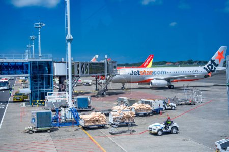 Téléchargez les photos : Bali, Indonésie - 30 août 2023 : Avions le long de la piste de l'aéroport international Ngurah Rai à Denpasar. - en image libre de droit