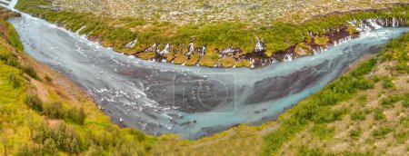 Foto de Vista aérea del hermoso río azul y formaciones rocosas en las cascadas de Barnafoss en Islandia Occidental. - Imagen libre de derechos