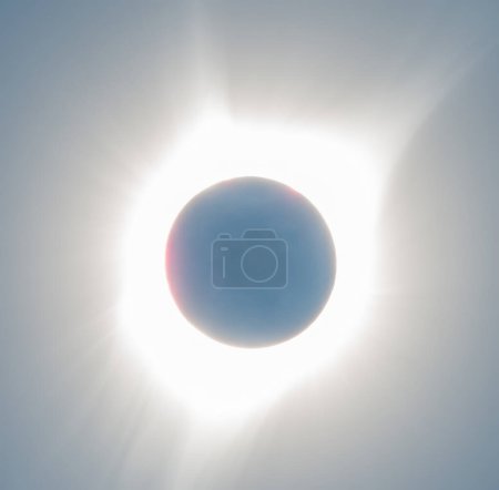 Foto de Eclipse solar total, sol cubierto por la luna en el cielo. - Imagen libre de derechos