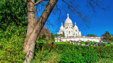 Téléchargez les photos : Paris - Décembre 2012 : La cathédrale du Sacré-Cœur est une attraction majeure à Montmartre. - en image libre de droit