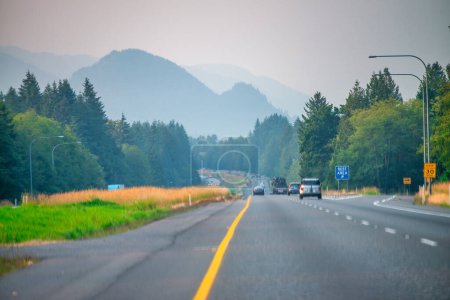 Téléchargez les photos : Seattle - 8 août 2017 : Trafic automobile à destination de Douanes Canada. - en image libre de droit