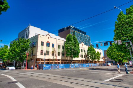 Téléchargez les photos : Portland, Oregon - 18 août 2017 : Rues et bâtiments de la ville par une journée d'été ensoleillée. - en image libre de droit