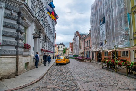 Foto de Tallin, Estonia - 2 de julio de 2017: Calles y edificios de Tallin en un día nublado de verano. - Imagen libre de derechos