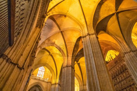 Téléchargez les photos : Intérieur de la cathédrale de Séville et des colums, Espagne - en image libre de droit