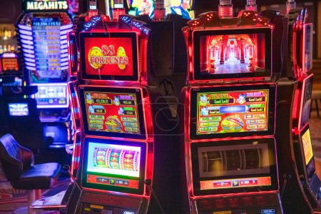Téléchargez les photos : Las Vegas, NV - Juin 19, 2018 : Machines Solot dans une ville Casino. - en image libre de droit