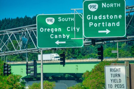 Téléchargez les photos : Panneaux routiers de l'Oregon près de Portland. - en image libre de droit