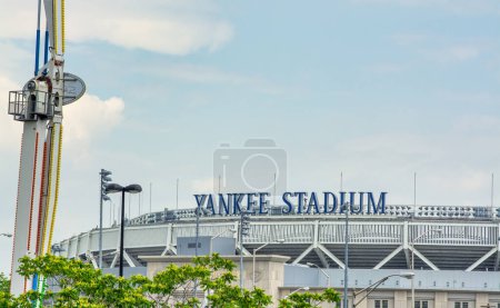 Téléchargez les photos : New York - Juin 2013 : Yankee Stadium vue extérieure. - en image libre de droit