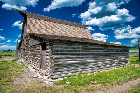 Téléchargez les photos : Une belle maison en bois à l'intérieur du parc national Grand Teton. - en image libre de droit