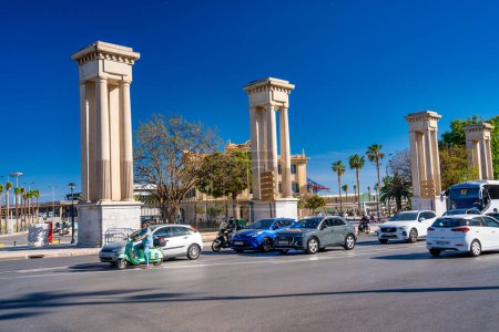 Téléchargez les photos : Malaga, Espagne - 14 avril 2023 : Trafic automobile le long du Paseo de los Curas. - en image libre de droit