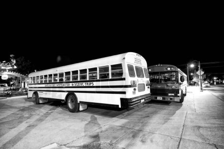 Foto de Jackson Hole, WY - 10 de julio de 2019: Autobuses públicos en el estacionamiento por la noche. - Imagen libre de derechos