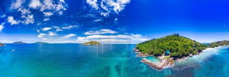 Téléchargez les photos : Île de La Digue, Seychelles. Vue aérienne, mode panorama par une journée ensoleillée. - en image libre de droit