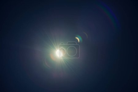 Téléchargez les photos : Eclipse solaire. La lune se déplaçant devant le soleil. - en image libre de droit