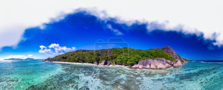Téléchargez les photos : Vue aérienne panoramique de l'île de La Digue, Seychelles. - en image libre de droit