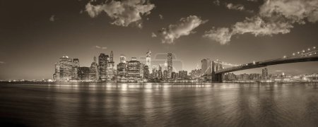 Foto de Luces nocturnas de Nueva York. Bajo Manhattan y Brooklyn Bridge panorama desde Brooklyn Bridge Park. - Imagen libre de derechos