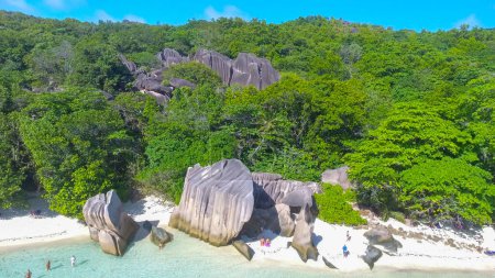 Téléchargez les photos : Anse Source D'Argent Beach à La Digue, Seychelles. Vue aérienne du littoral tropical par une journée ensoleillée. - en image libre de droit