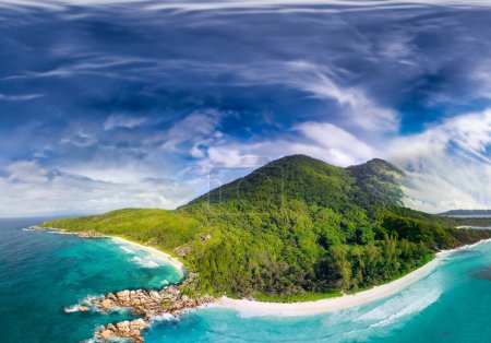 Foto de Isla La Digue bajo un cielo azul, vista aérea de Seychelles. - Imagen libre de derechos