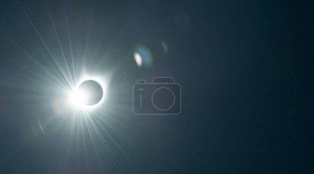 Téléchargez les photos : Eclipse solaire totale, soleil couvert par la lune dans le ciel. - en image libre de droit