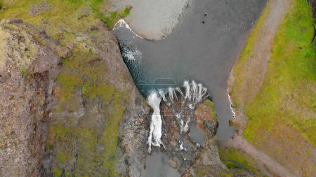Téléchargez les photos : Vue aérienne de la belle cascade de Stjornarfoss par temps de pluie humide. - en image libre de droit
