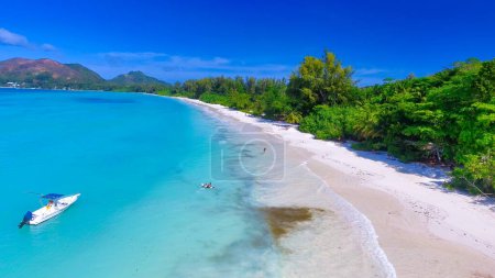 Foto de Playa Praslin, Seychelles. Vista aérea de la costa tropical en un día soleado. - Imagen libre de derechos