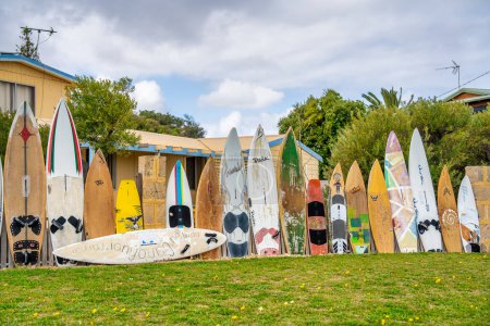 Foto de Lancelin, Australia Occidental - 5 de septiembre de 2023: Tablas de surf a lo largo de la costa. - Imagen libre de derechos