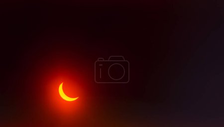 Foto de Eclipse solar. La luna moviéndose frente al sol. - Imagen libre de derechos