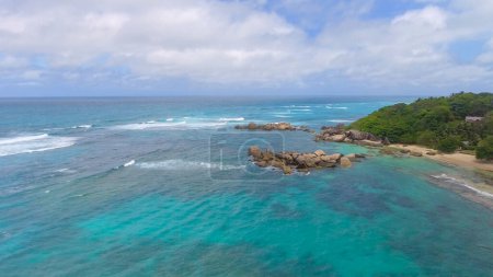 Téléchargez les photos : Praslin Beach, Seychelles. Vue aérienne du littoral tropical par une journée ensoleillée. - en image libre de droit