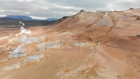 Téléchargez les photos : Myvatn, Islande. Vue aérienne des sources thermales de Hverir - Région géothermique de Namafjall. - en image libre de droit