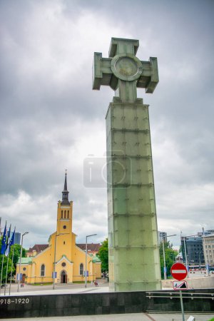 Foto de Tallin, Estonia - 2 de julio de 2017: Plaza de la Independencia de Tallin en un día nublado de verano. - Imagen libre de derechos
