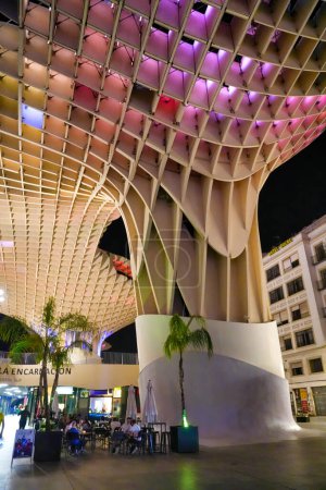 Foto de Sevilla, España - 10 de abril de 2023: El Parasol de Metropol en Sevilla por la noche. - Imagen libre de derechos