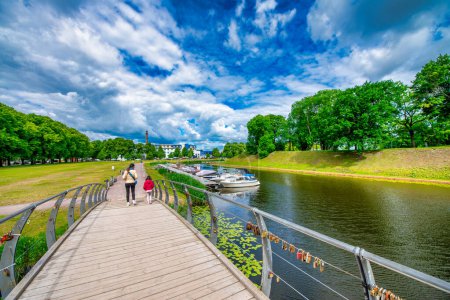 Foto de Parnu, Estonia - 6 de julio de 2017: Parnu city park en un soleado día de verano. - Imagen libre de derechos