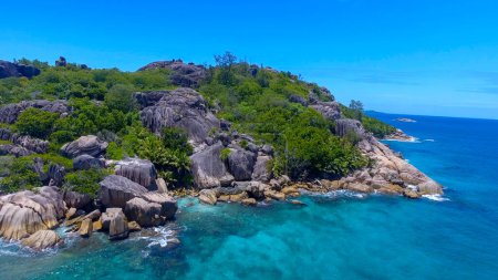 Téléchargez les photos : Île Grand Soeur près de La Digue, Seychelles. Vue aérienne du littoral tropical par une journée ensoleillée. - en image libre de droit