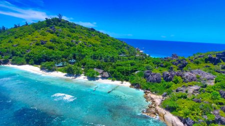 Foto de Grand Sister Island cerca de La Digue, Seychelles. Vista aérea de la costa tropical en un día soleado. - Imagen libre de derechos