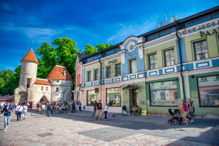 Foto de Tallin, Estonia - 15 de julio de 2017: Las calles de Tallin y los edificios medievales en un día soleado de verano. - Imagen libre de derechos