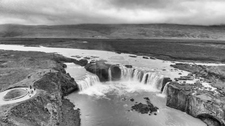 Téléchargez les photos : Vue aérienne paysage de la célèbre cascade de Godafoss en Islande. Le paysage à couper le souffle de la cascade Godafoss. - en image libre de droit