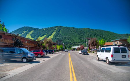 Foto de Jackson Hole, WY - 11 de julio de 2019: Calles y montañas de la ciudad en un hermoso día. - Imagen libre de derechos